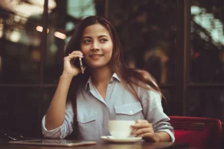 Ilustrasi seorang wanita sedang menikmati secangkir kopi di cafe (foto: Chevanon Photography/pexels)
