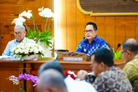 Pj. Gubernur Adhy Karyono Paparkan Prestasi dan Tantangan Pendidikan dalam Kunker Komisi X DPR RI Pj Gubernur Adhy Karyono saat menerima kunjungan kerja Komisi X DPR RI bidang pendidikan di Gedung Negara Grahadi Surabaya