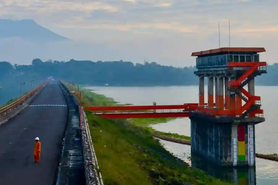 PLN Gandeng GD Power Bangun PLTS Terapung 129 MWp di Bendungan Karangkates Malang Kolaborasi antara PLN dan GD Power berperan penting dalam pengembangan energi hijau di Indonesia.