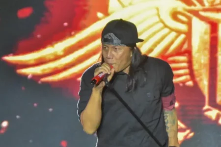 Roy Jeconiah, salah satu artis penyanyi yang mewarnai peluncuran Surabaya Expo Center di Lahan eks TRS