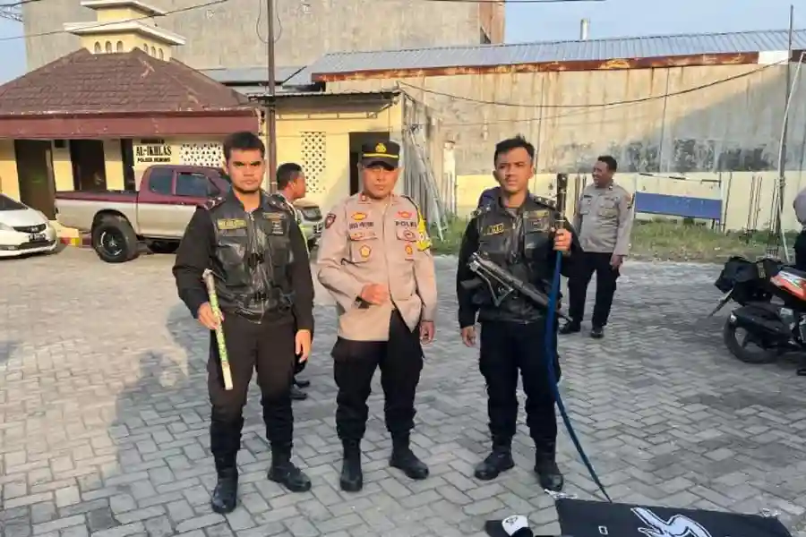 Polrestabes Surabaya Gagalkan Tawuran Remaja, Tangkap Empat Pelaku Petugas menunjukkan barang bukti yang berhasil diamankan dari para pelaku tawuran di TKP