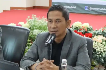 Anggota Komisi Yudisial dan Juru Bicara Mukti Fajar Nur Dewata