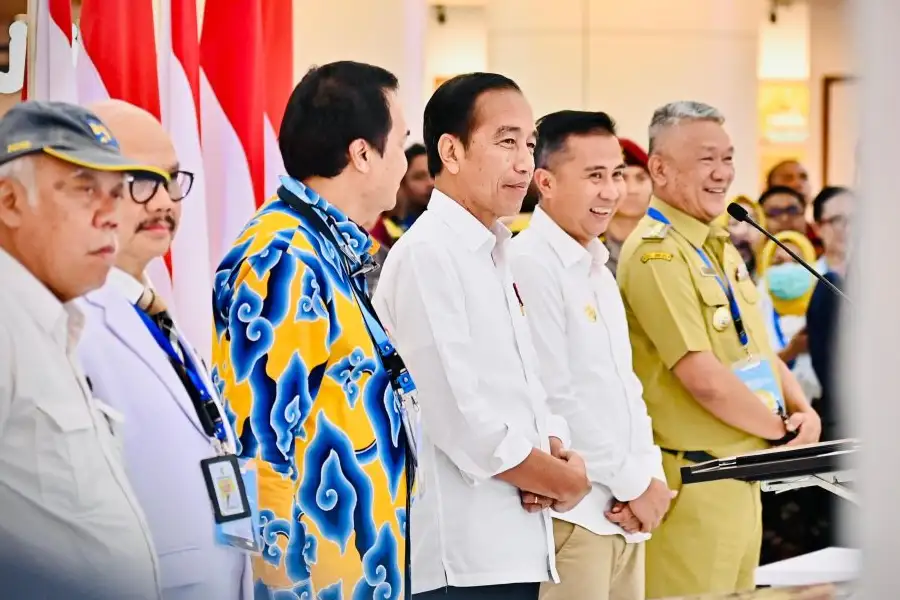 Kelas Menengah Menurun, Jokowi Sebut Gara-gara Pelemahan Ekonomi Global Presiden Joko Widodo saat meresmikan Gedung Pelayanan Kesehatan Ibu dan Anak di Rumah Sakit Hasan Sadikin (RSHS), Kota Bandung (foto: Dok BPMI Setpres)