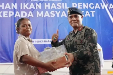 KKP membagikan ikan kepada masyarakat di Batam, Kepulauan Riau