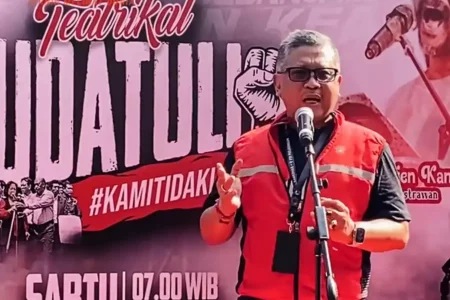 Hasto Kristiyanto, Sekjan PDI Perjuangan, saat berorasi dalam acara peringatan Kudatuli di Kantor DPP PDIP, Jakarta, Sabtu (27/7/2024)