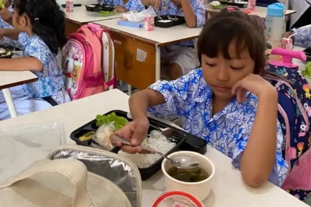 Uji coba makan bergizi gratis di Surabaya