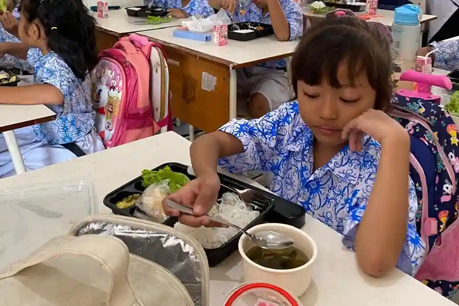 Uji coba makan bergizi gratis di Surabaya