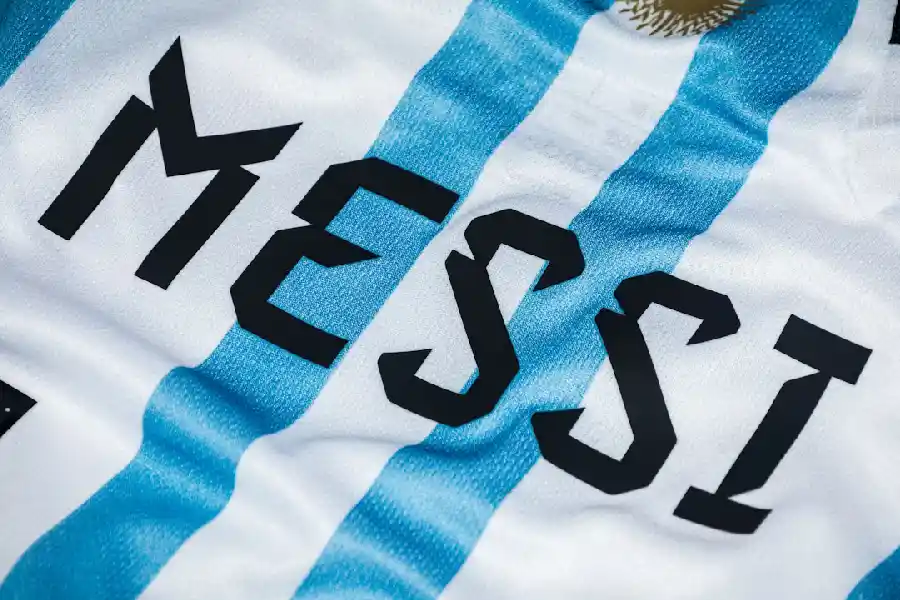 Cedera Belum Pulih, Lionel Messi Absen di Kualifikasi Piala Dunia 2026 Lionel Messi dikabarkan bakal absen dari laga Kualifikasi Piala Dunia 2026 menghadapi Chile (foto: 磊 周, unsplash)