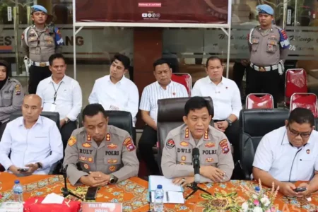 Polisi Berikan Keterangan Terbaru Terkait Kasus Penemuan Mayat di Jembatan Kuranji Padang Kabid Humas Polda Sumbar Kombes Pol Dwi Sulistyawan saat memberikan keterangan di depan media