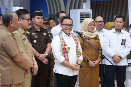 Menteri PANRB Abdullah Azwar Anas saat meninjau pelayanan di MPP Kabupaten Maros, Sulawesi Selatan