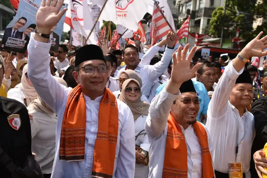 Kenakan Selendang Oranye, Ridwan Kamil dan Suswono Resmi Daftar ke KPUD Jakarta Ridwan Kamil dan Suswono di KPUD Jakarta (foto: Dok PKS)