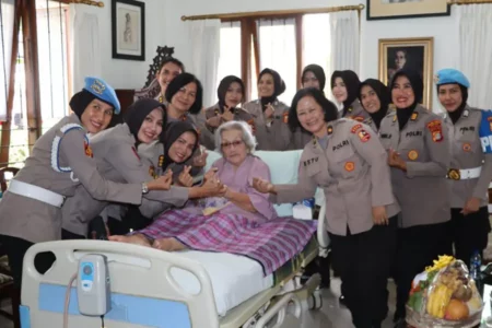 Jajaran Polwan melakukan kunjungan ke Mery Hoegeng, istri mendiang Jenderal Polisi Hoegeng Iman Santoso