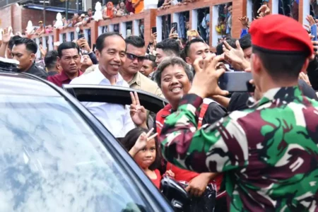 Presiden Jokowi saat tiba di Pasar Godean, Sleman (foto: Dok BPMI Setpres)