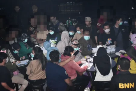 Satpol PP Kota Surabaya saat melakukan pengawasan tempat Rekreasi Hiburan Umum bersama BNN, Polrestabes, dan Garnisun Tetap (Gartap) III