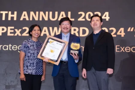Smartfren Raih Penghargaan Bergengsi Berkat Pemberdayaan Komunitas Marco Sumampouw, Direktur Smartfren menerima SPeX Awards 2024 dengan predikat Outstanding Achievement in Sustainability & Governance, di Jakarta.