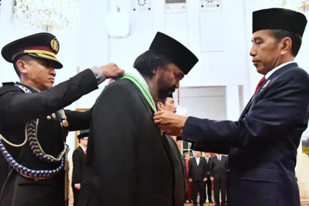Surya Paloh saat menerima Tanda Jasa Medali Kepeloporan, salah satu anugerah Tanda Jasa dan Tanda Kehormatan RI kepada para tokoh, yang diseramhkan Presiden RI Joko Widodo (foto: Dok BPMI Setpres)