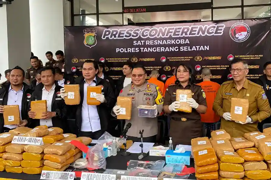 Polres Tangerang Selatan Ungkap Peredaran Ganja 140 Kilogram Lebih, Tiga Tersangka Diringkus Konferensi pers di Polres Tangerang Selatan