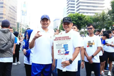 Beberapa personel Humas Polri merayakan Hari Hak Untuk Tahu Sedunia di CFD Jakarta