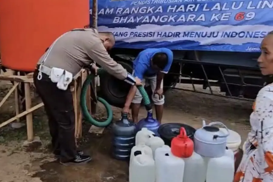 Peringati Harlantas Bhayangkara ke-69, Ditlantas Polda Jatim Salurkan Air Bersih dan Bantuan Sosial