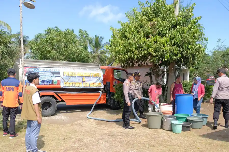 Polres Malang Salurkan Bantuan Air Bersih ke Dua Desa Terdampak Kekeringan