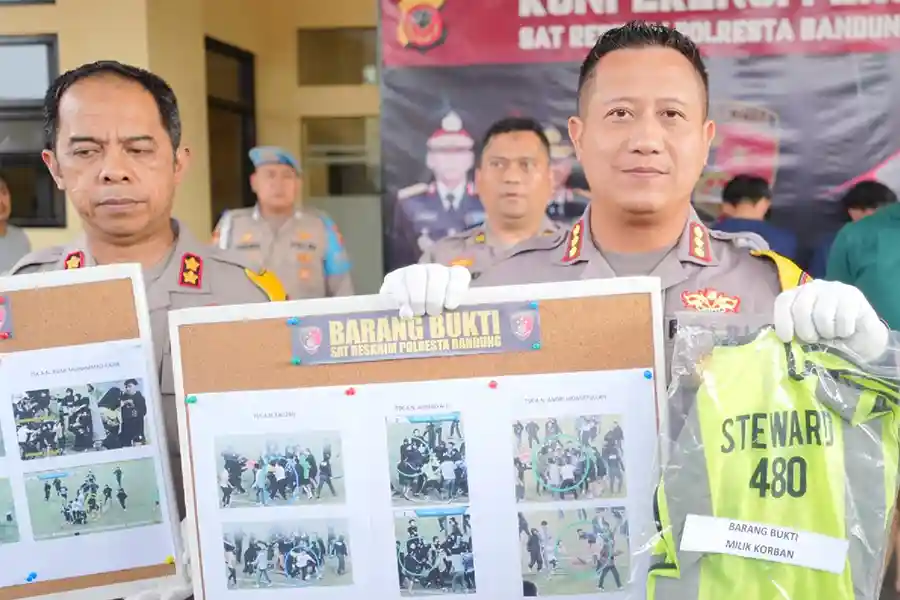 Enam Bobotoh Jadi Tersangka Pengeroyokan Petugas Steward di Bandung Kapolresta Bandung, Kombes Pol Dr. Kusworo Wibowo, saat menunjukkan barang bukti pengeroyokan steward oleh oknum Bobotoh (foto: Dok Humas Polri)