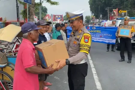 Kasat Lantas Polres Blitar Kota AKP Andang Wastiyono memimpin langsung kegiatan ini dengan membagikan bingkisan kepada masyarakat