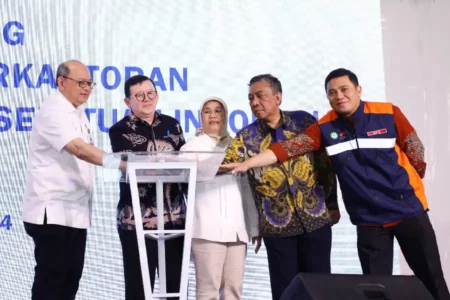 Pj. Sekdaprov Jatim Bobby Soemiarsono saat menghadiri acara groundbreaking pembangunan Gedung Perkantoran Balai Pemberdayaan Industri Persepatuan Indonesia (BPIPI) di Sidoarjo.