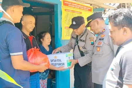 Kapolres Bojonegoro, AKBP Mario Prahatinto, melalui Polsek Purwosari, memberikan bantuan paket sembako dan tali asih kepada warga