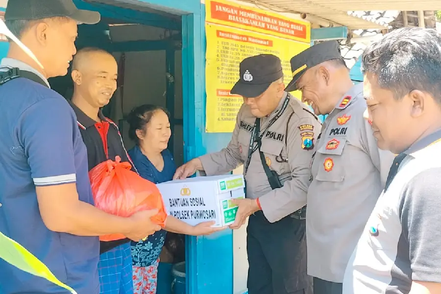 Warga Desa Pelem Terima Bantuan Sosial Melalui Aplikasi Matur Pak Kapolres Kapolres Bojonegoro, AKBP Mario Prahatinto, melalui Polsek Purwosari, memberikan bantuan paket sembako dan tali asih kepada warga