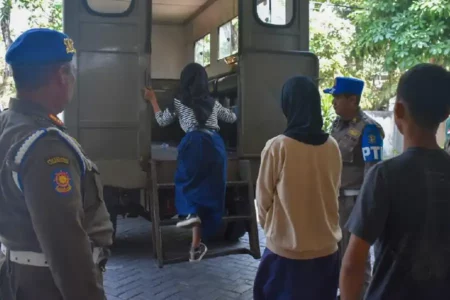 Satpol PP Surabaya Amankan 10 Pelajar Bolos di Warkop, Diberi Sanksi Sosial di Liponsos Beberapa siswa yang kedapatan bolos dan diamankan awak Satpol PP Surabaya