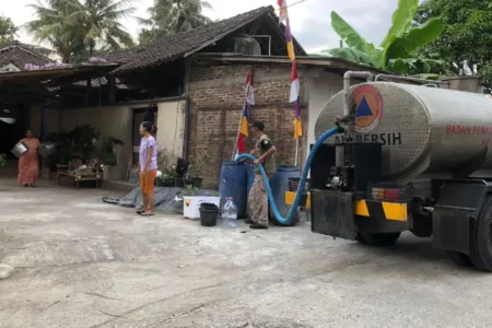 BPBD Kabupaten Magelang saat menditribusikan air bersih