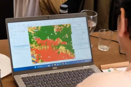 Plug in QGIS berbasis TRIGRSMap bekerja dengan menghitung nilai kestabilan lereng untuk memprediksi tanah longsor