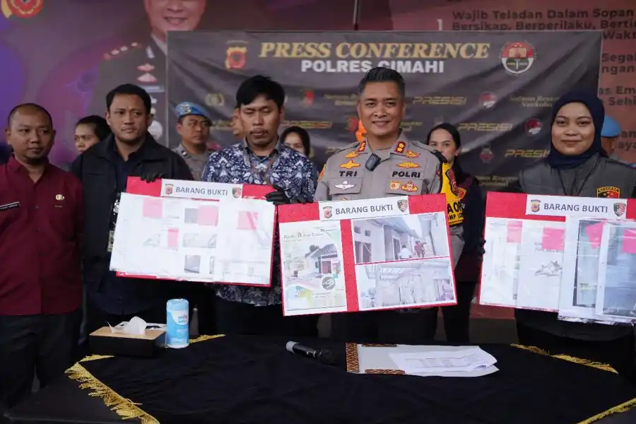 Developer Perumahan di Cimahi Tipu Belasan Orang, Kerugian Capai Rp1 Miliar Kapolres Cimahi AKBP Tri Suhartanto bersama petugas lainnya menunjukkan barang bukti penipuan dengan modus penjualan rumah murah (foto: Dok Humas Polri)