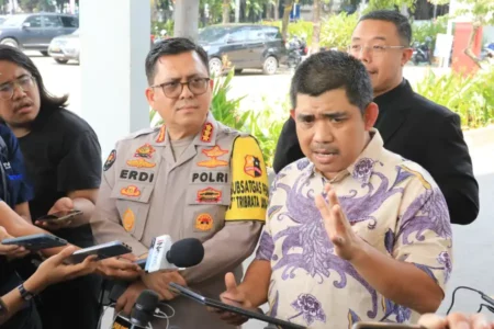 Densus 88 Tangkap Tujuh Pelaku Provokasi Ancaman Terhadap Paus Fransiskus di Media Sosial Kombes Aswin Siregar, juru bicara Densus 88 Antiteror, saat memberikan penjelasan terkait tujuh tersangka provokasi di media sosial yang berisi ancaman bom hingga pembakaran gereja.