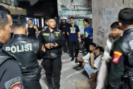 Bikin Resah Warga, Lima Anggota Gangster Surabaya Diamankan Polisi Sejumlah remaja yang berhasil diamankan karena diduga terlibat aksi tawuran gangster di Pasar Kembang, Surabaya