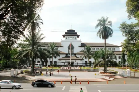 Siap Berlaga di Pilkada 2024, Empat Bapaslon Gubernur Jawa Barat Sudah Penuhi Syarat Administratif Gedung Sate, Bandung, Jawa Barat