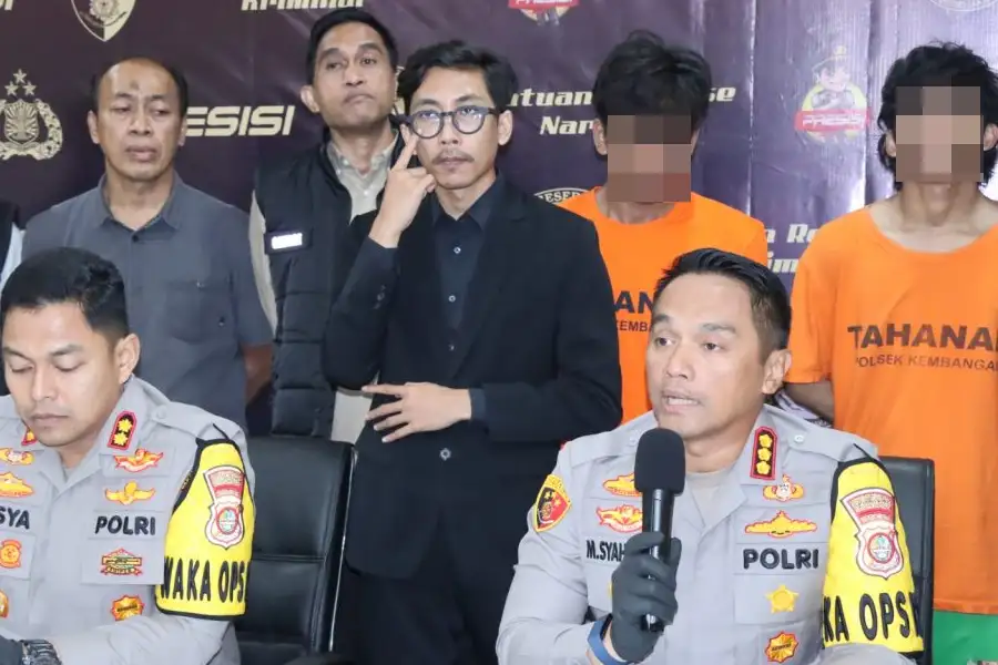 Tiga Remaja Jadi Tersangka Penyiraman Air Keras ke Polisi Saat Bubarkan Tawuran Kombes Syahduddi saat memberikan penjelasan dalam konferensi pers di Mapolres Metro Jakarta Barat