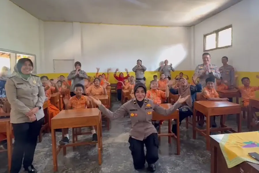 Polwan Diktukba Polri Angkatan I 2003 Gelar Bakti Sosial di SDN 3 Tegalsari Jember Jember
