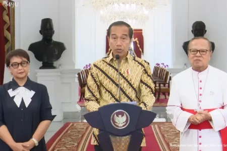 Presiden Joko Widodo saat memberikan pernyataan kepada awak media usai memimpin rapat persiapan kedatangan Paus Fransiskus ke Indonesia