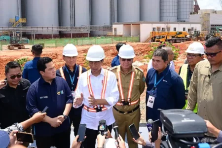 Presiden Jokowi saat menyampaikan keterangannya kepada awak media (foto: Dok BPMI Setpres)