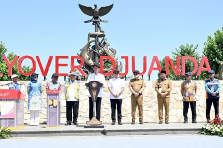 Presiden Jokowi saat meresmikan Flyover Djuanda, 9 Jembatan Calendar Hamilton, dan pelaksanaan Instruksi Presiden (Inpres) Jalan Daerah Wilayah Utara di Jawa Timur (foto: Dok BPMI Setpres)