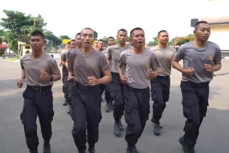 Warhana Nandyu, nomor dua dari kiri, Bintara Polri asal Polda Kalimantan Timur.
