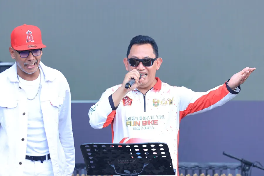 Kapolri dan Panglima TNI Seru-seruan Nyanyi Bareng di HUT ke-79 TNI