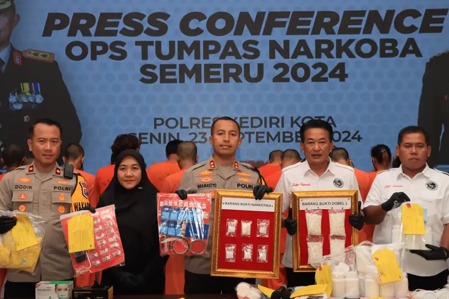 Polres Kediri Kota Ungkap Belasan Tersangka Kasus Narkoba dalam Operasi Tumpas Semeru 2024 Satresnarkoba Polres Kediri Kota menunjukkan barang bukti yang diamankan