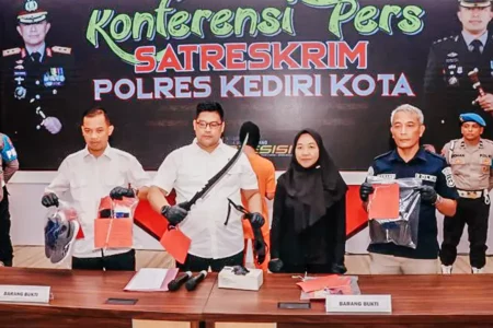 Polres Kediri Kota Tangkap Dua Perampok Minimarket, Ada yang Bawa Pistol Mainan Polres Kediri Kota dan Polres Kediri saat memberikan penjelasan tentang aksi perampokan di minimarket Desa Tales, Kecamatan Ngadiluwih, serta di Jalan Raung, Kelurahan Bandarkidul, Kota Kediri.