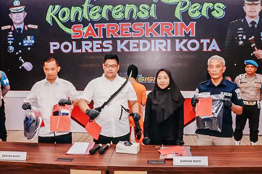 Polres Kediri Kota Tangkap Dua Perampok Minimarket, Ada yang Bawa Pistol Mainan Polres Kediri Kota dan Polres Kediri saat memberikan penjelasan tentang aksi perampokan di minimarket Desa Tales, Kecamatan Ngadiluwih, serta di Jalan Raung, Kelurahan Bandarkidul, Kota Kediri.