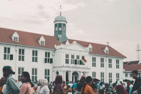 Rekomendasi Kawasan Wisata di Kota Jakarta yang Tepat Dikunjungi pada Sore Hari Kawasan Kota Tua Jakarta (foto: Visual Karsa/unsplash)