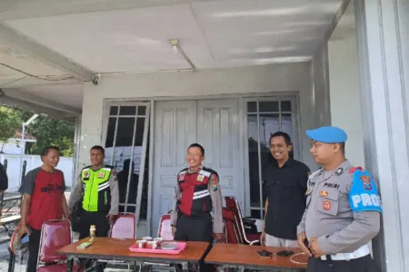 Personil Polres Lumajang di Gudang Logistik Komisi Pemilihan Umum Daerah (KPUD) Kabupaten Lumajang.