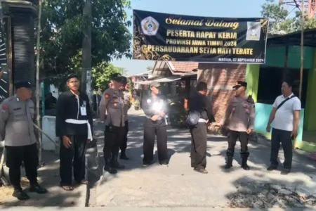 Sejumlah petugas Polres Madiun Kota lakukan pengamanan kegiatan Rapat Kerja Perwakilan Pengurus Pusat Persaudaraan Setia Hati Terate (PSHT) Parluh 16 Jatim