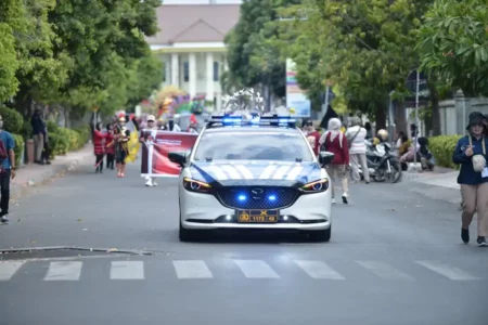 Polres Situbondo Kawal Kirab Maskot Pilkada 2024, Jaga Keamanan dan Partisipasi Warga Kirab maskot Pemilihan Kepala Daerah di seluruh Jawa Timur termasuk Pemilihan Bupati dan Wakil Bupati Situbondo, yang sekaligus menandai Pilkada Serentak 2024 telah siap dilaksanakan